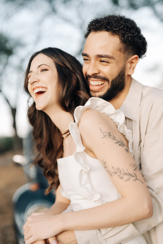 casal abraçado pre wedding