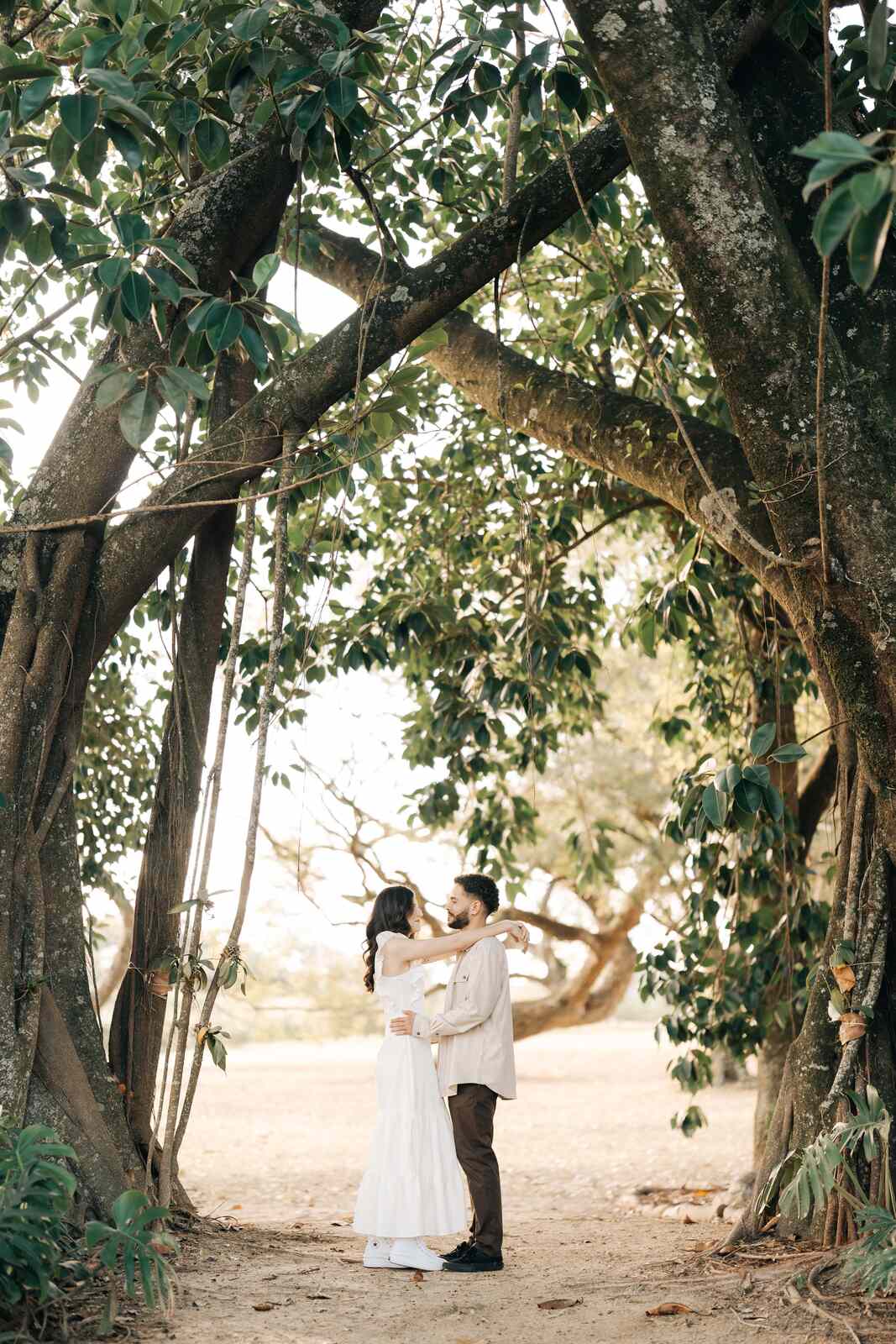 casal abraçado no parque no pre wedding