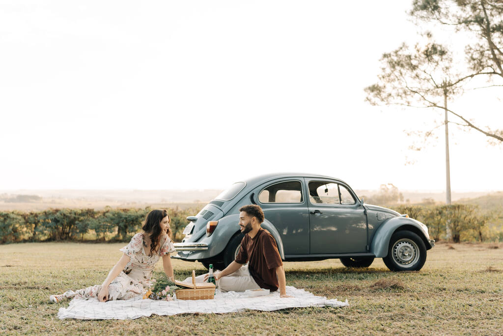 casal no piquenique ao lado do fusca azul no pre wedding