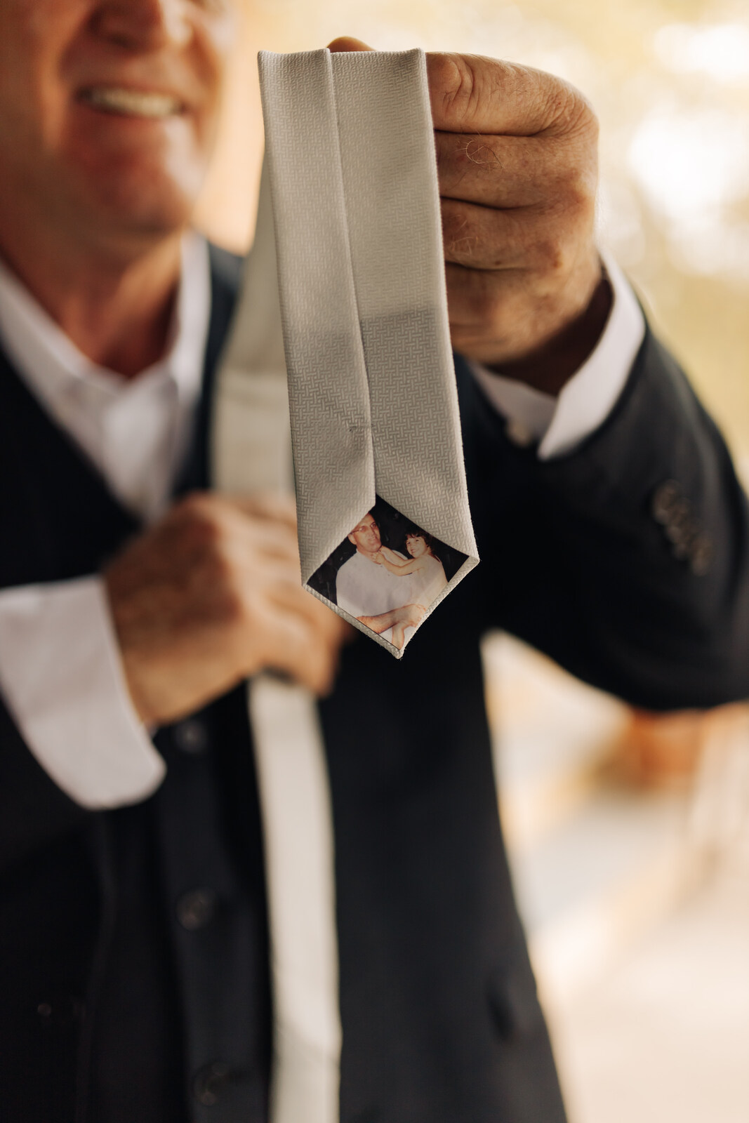 homem mostrando gravata personalizada com foto