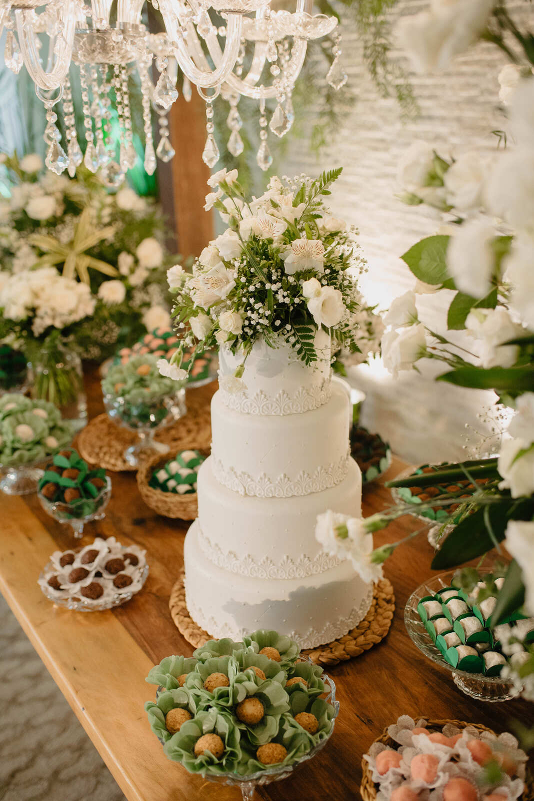 bolo de casamento fake com quatro andares com flores brancas no topo