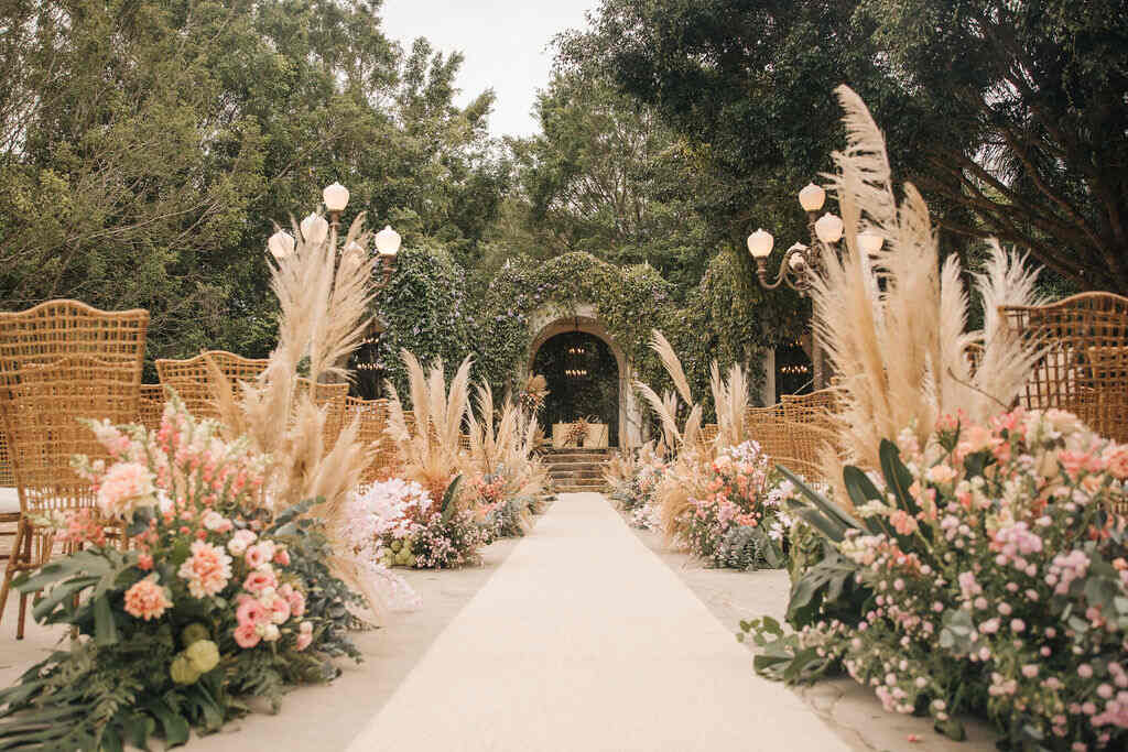 saída com capim dos pampas e flores rosas