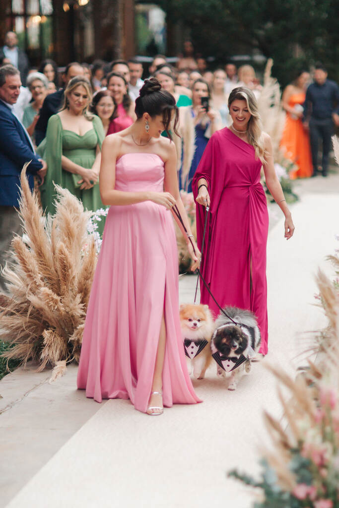 entrada das madrinhas com vestidos rosa com cachorro