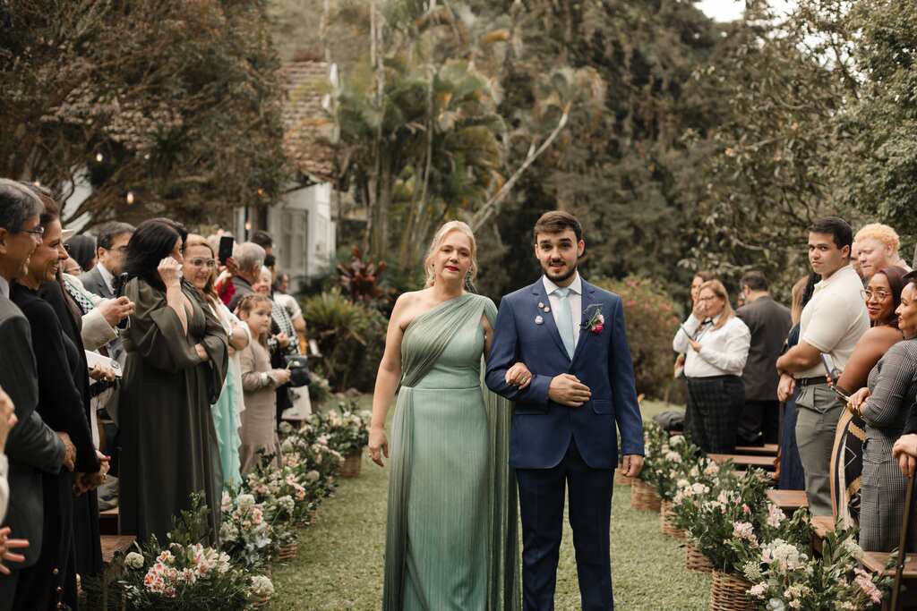 entrada do noivo com a mãe com vestido verde sage