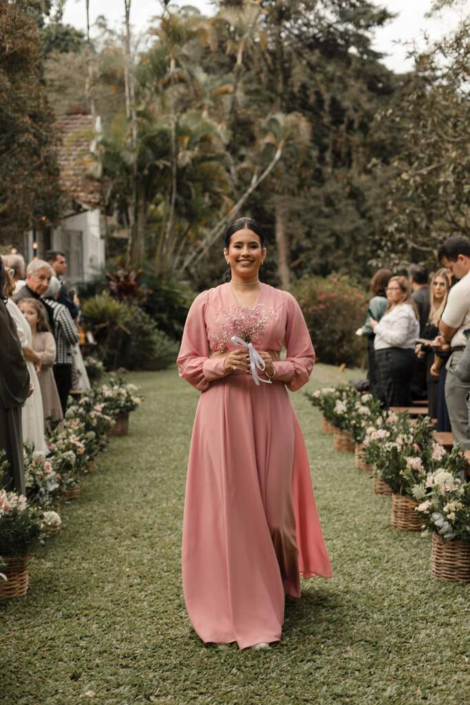 entrada da demoiselle com vestido rosa