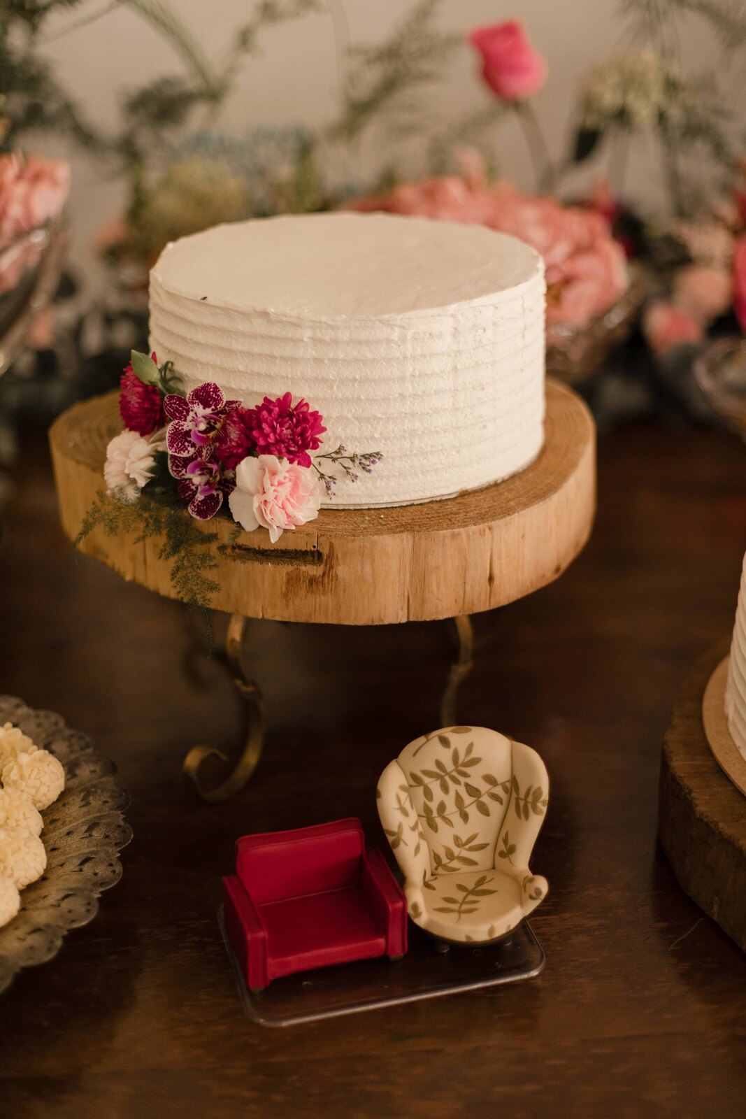 bolo de casamento simples com flores rosas