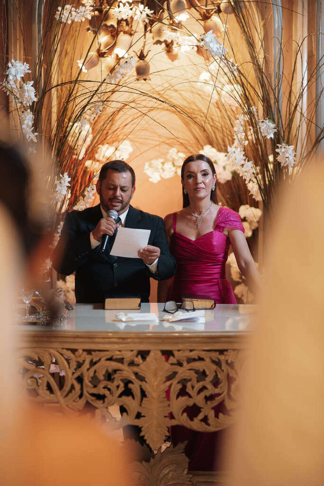 celebrante ao lado da mulher com vestido rosa