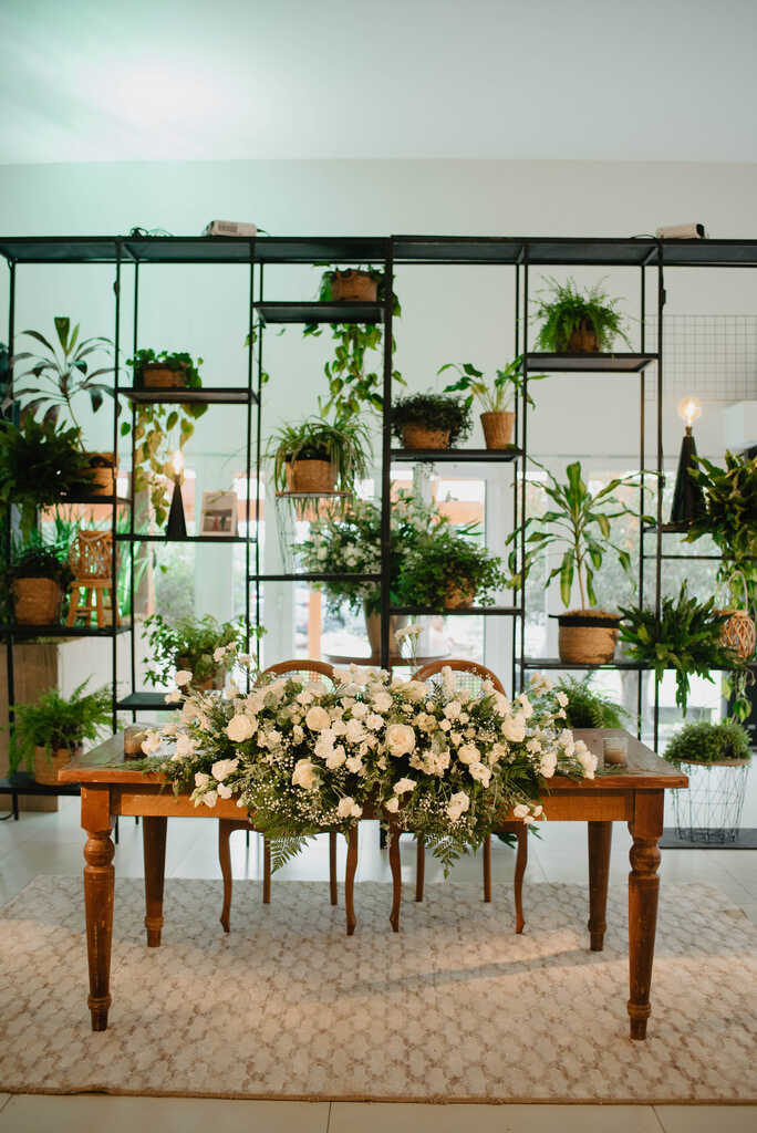 salão para casamento com decoração verde e branca