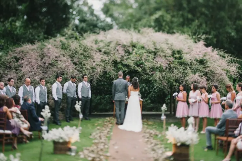 cerimônia ao ar livre com cortejo individual