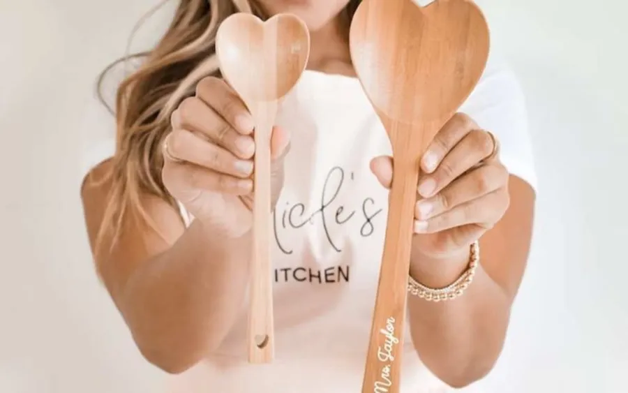 mulher segurando colher de pau de lembrancinha de cha de casa nova