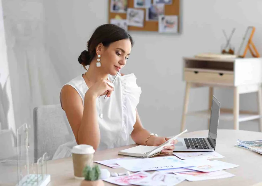 mulher fazendo lista de convidados de cha de casa nova