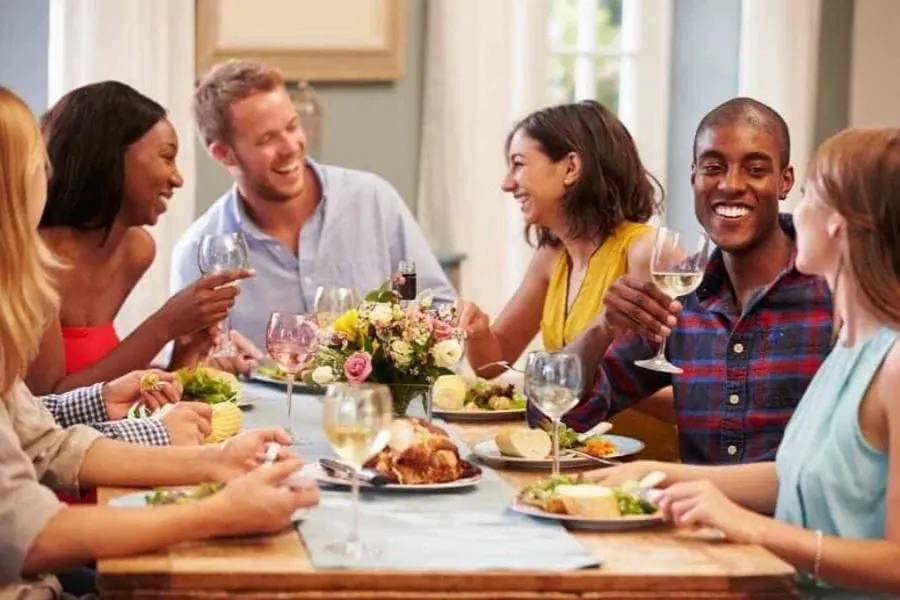 Convidados comendo em festa de cha de casa nova