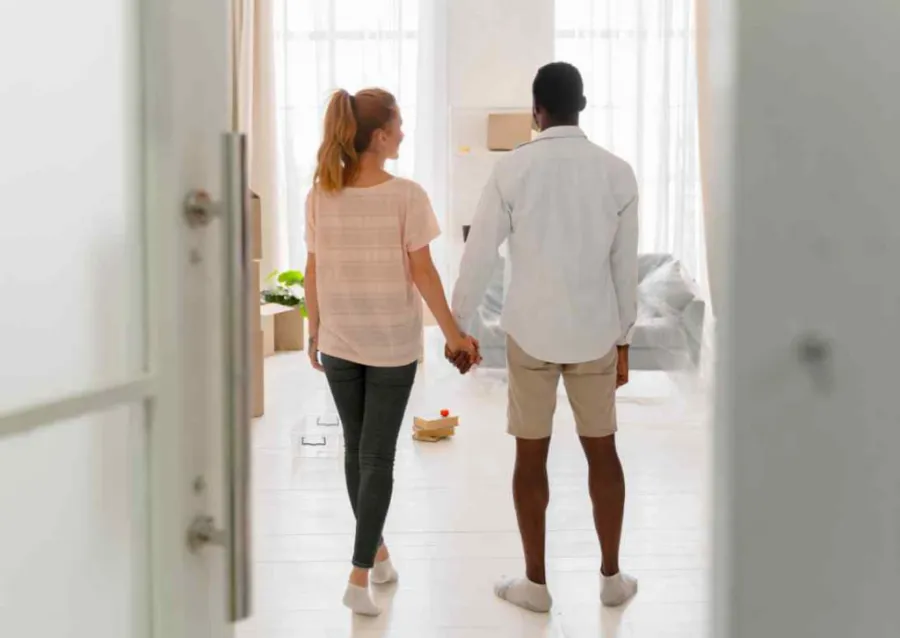 noivos vendo a casa nova