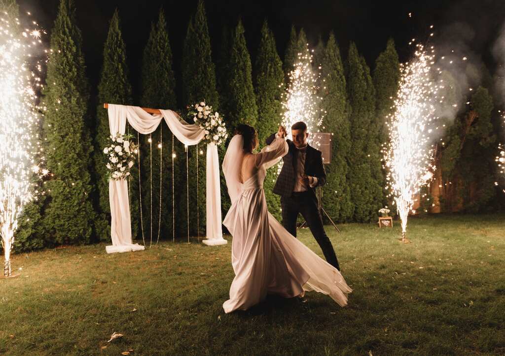 Casal dançando no jardim