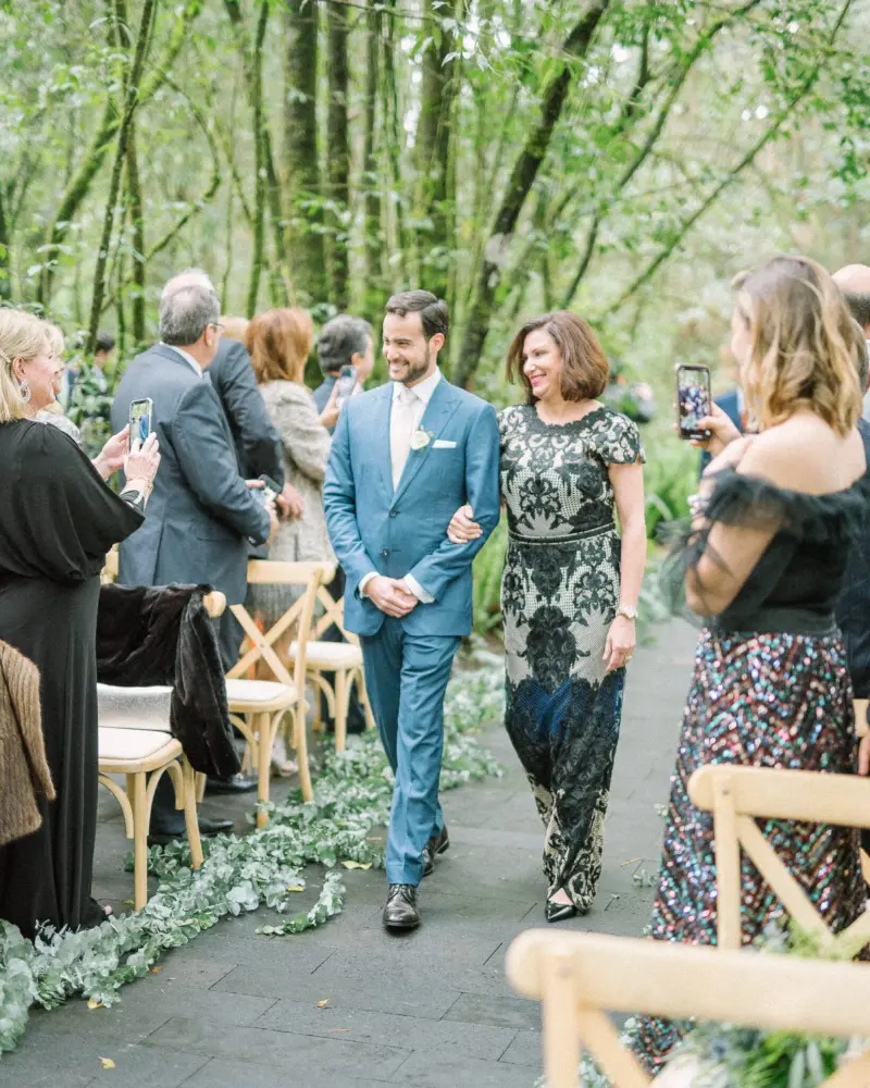 cortejo de entrada do noivo com a mãe