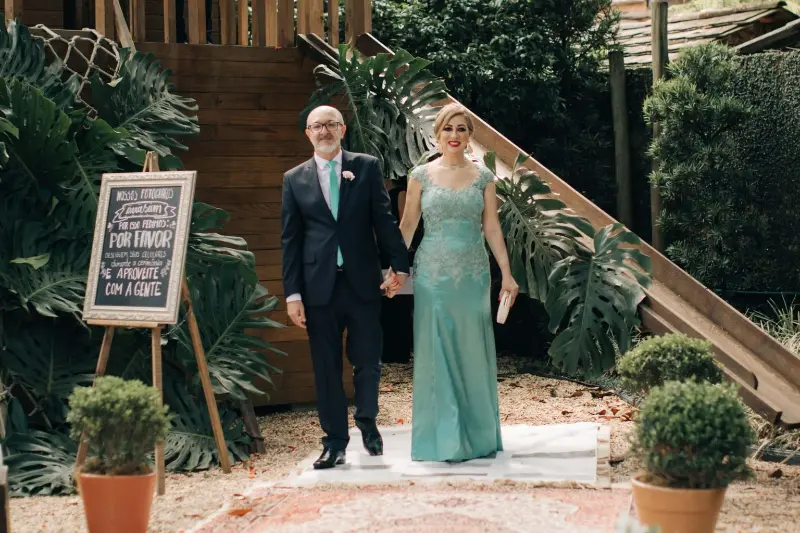 cortejo de casamento com a entrada dos pais