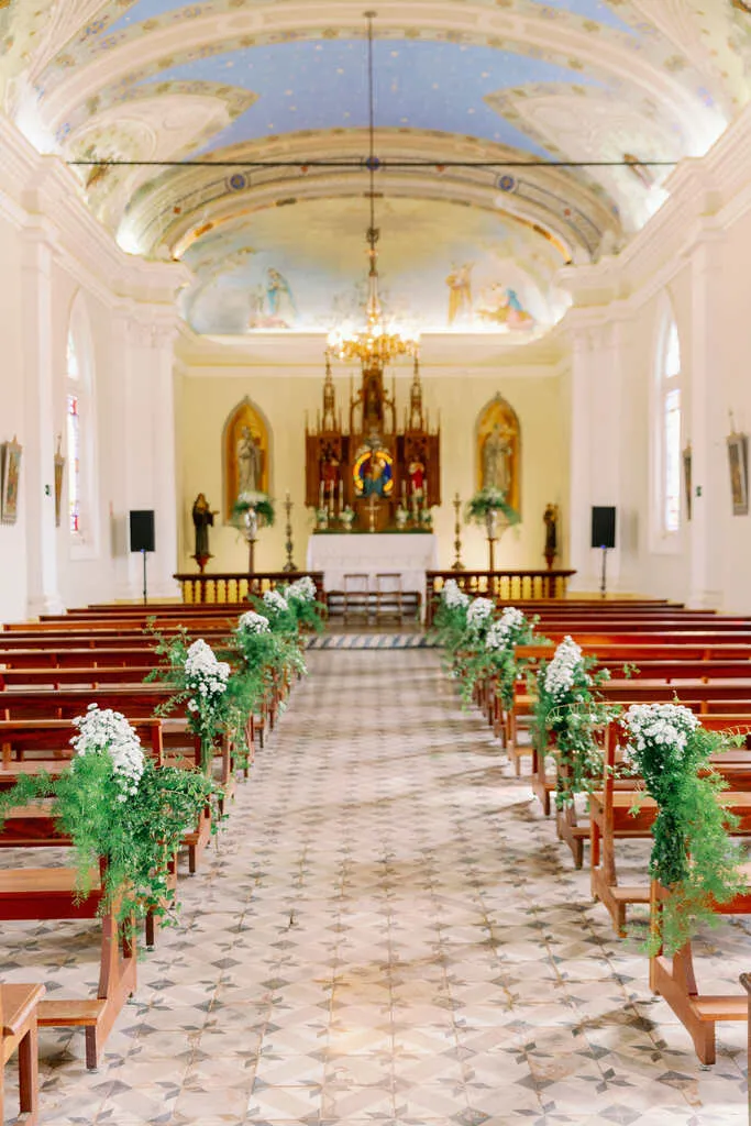 igreja com decoração simples