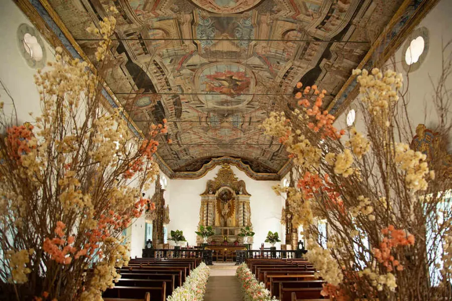casamento na igreja decoração com folhas secas