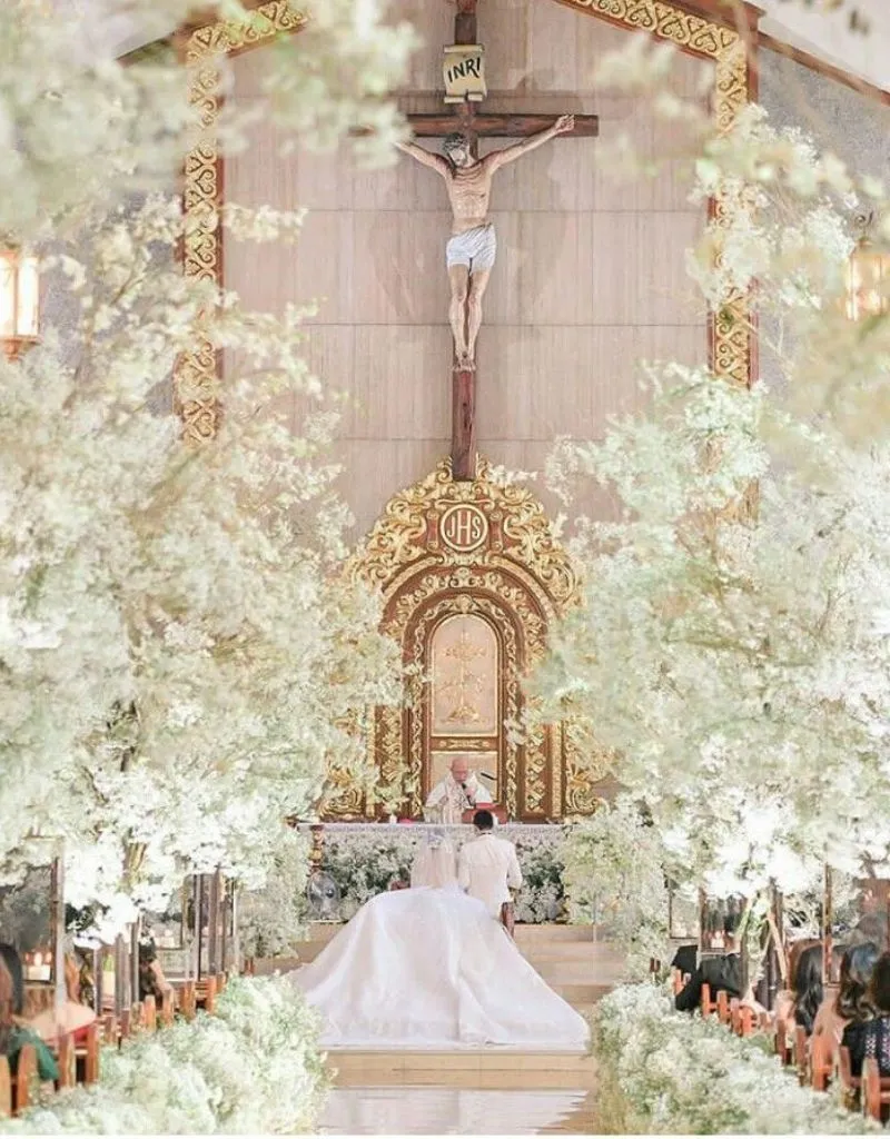 igreja de casamento com flroes brancas