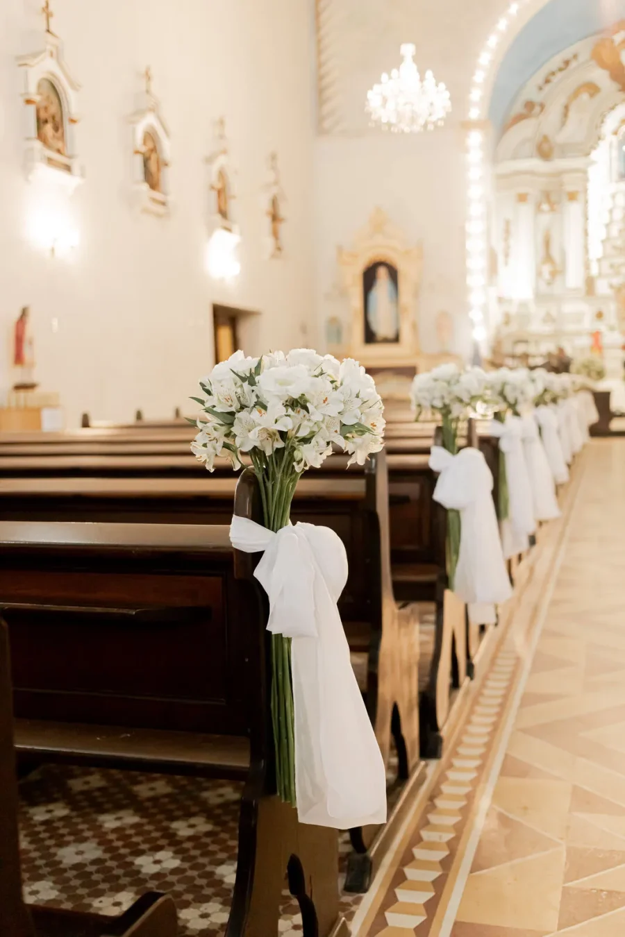 igreja decorada com flores e laços