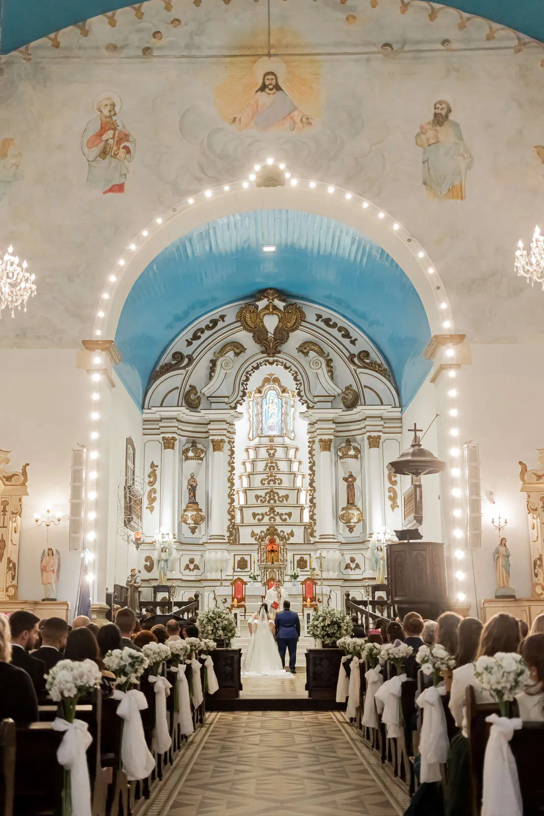 casamento na igreja com iluminação