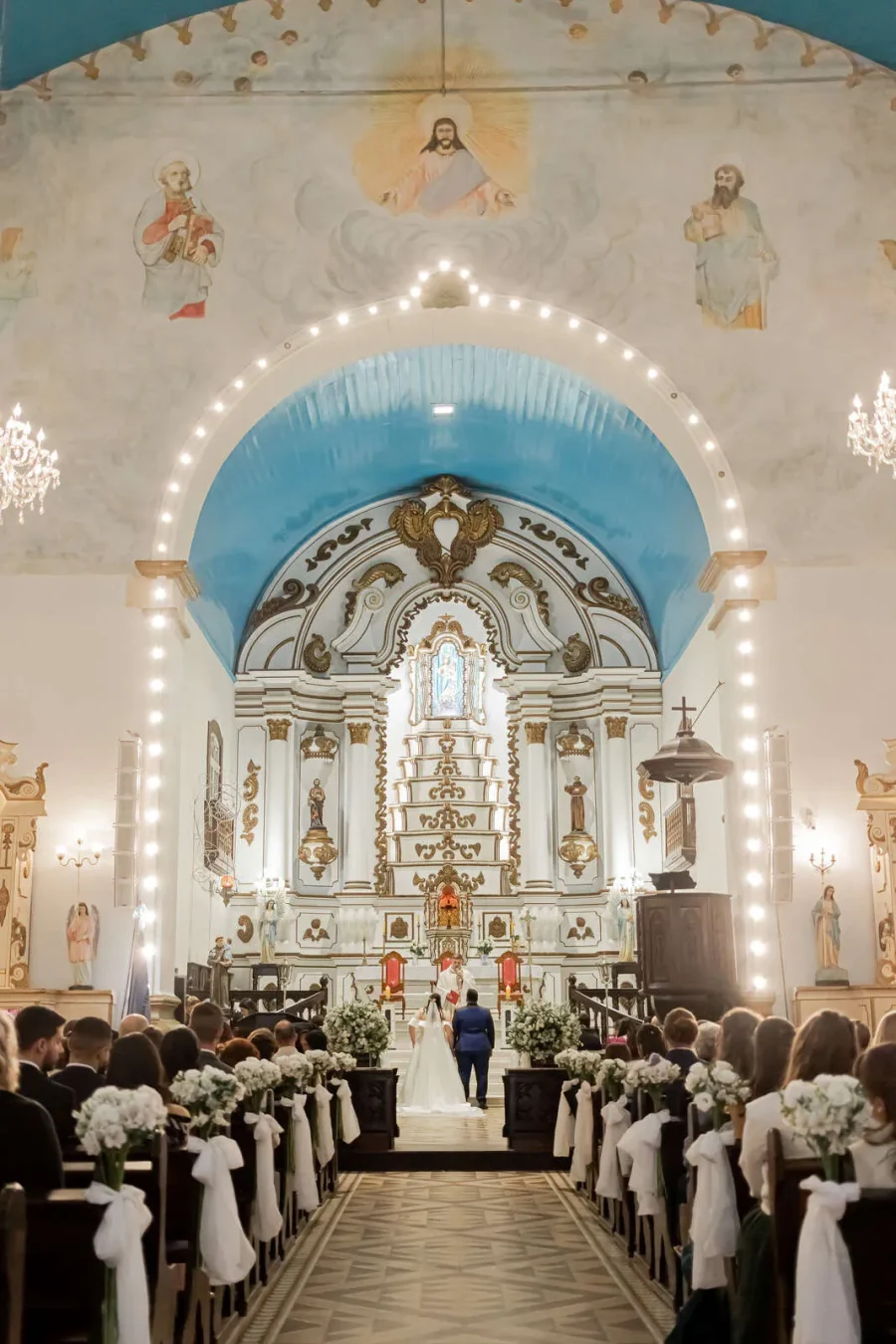 casamento na igreja catolica com luzinhas