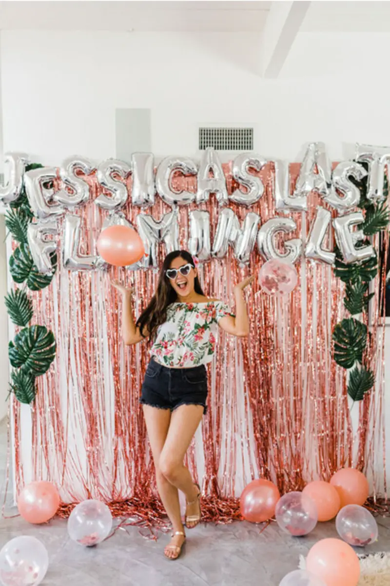 noiva em backdrop decorado para despedida de solteira