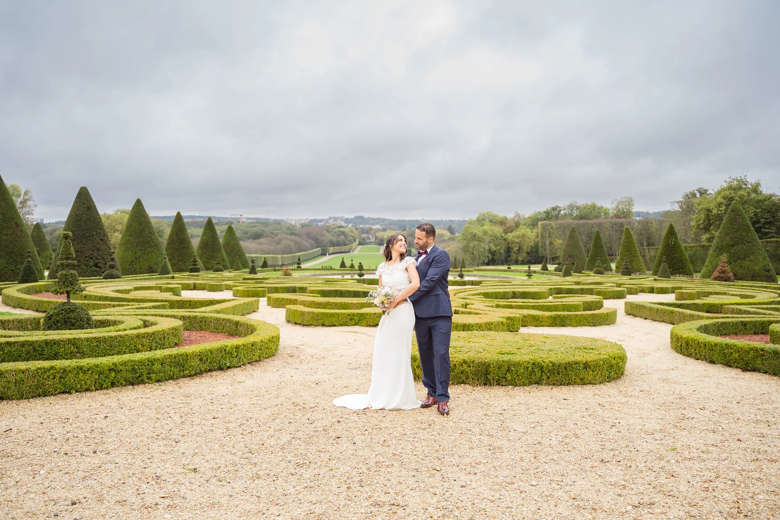 noivos na frente de labirinto