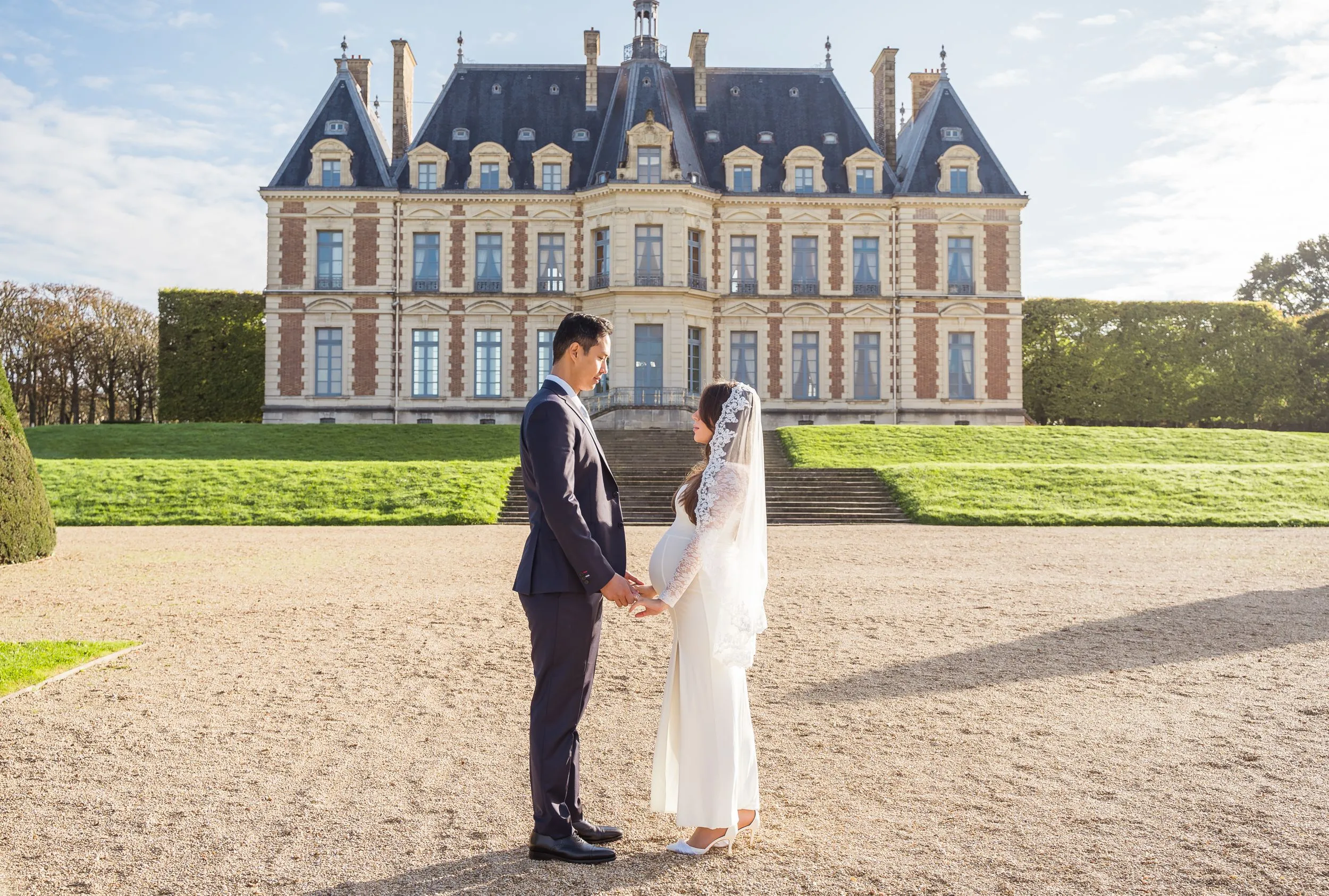 noivos na frente de castelo