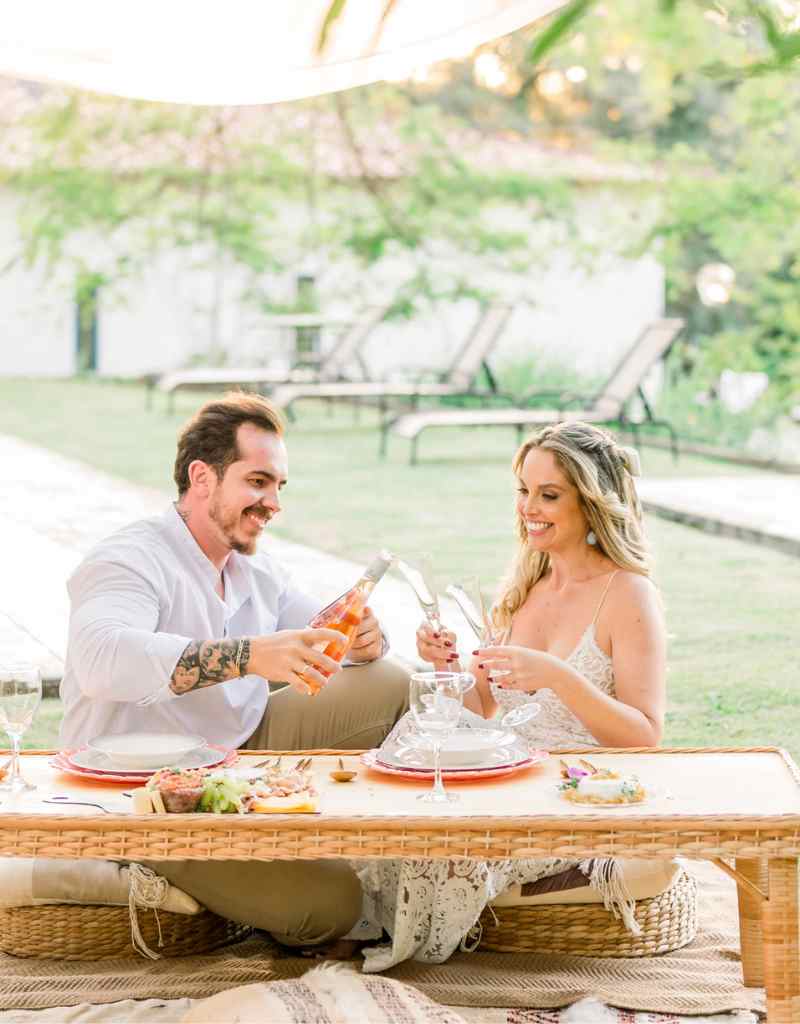 casal brindando em ensaio pré-wedding na Casa do Campo