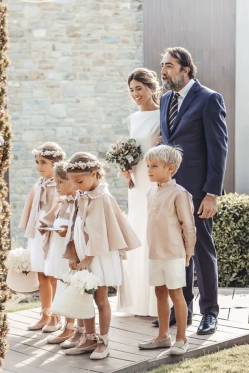 entrada da noiva com pai e daminhas e pajens