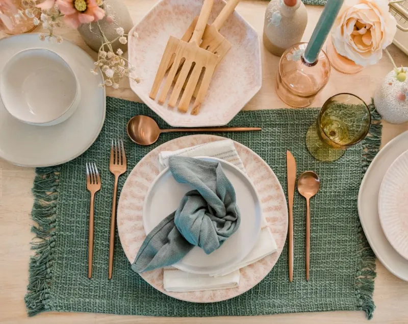 mesa posta com ideias para enxoval de casamento