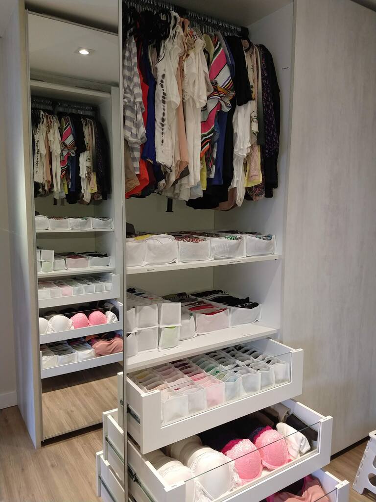 guarda-roupa organizado por Delavy Organizer