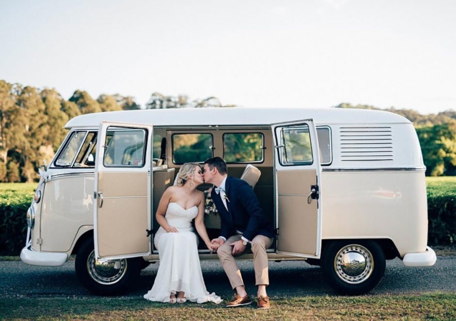 casal se beijando dentor da Kombi