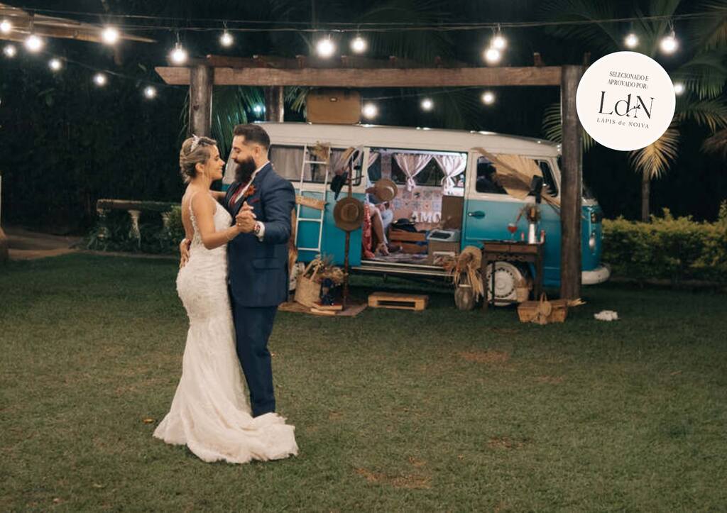 casal dançando na frente de kombi