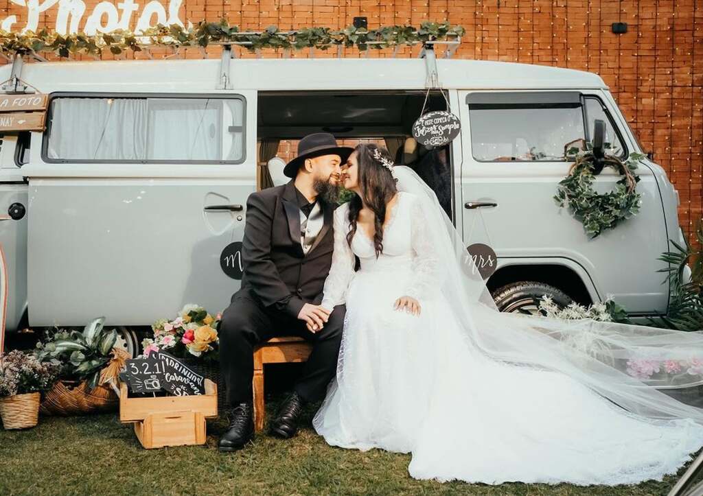 casal sentado na frente de Kombi