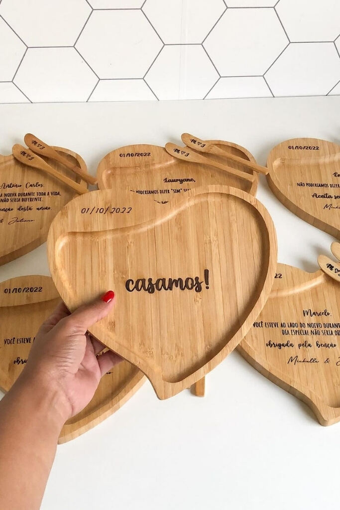 mini tabua de madeira com coração