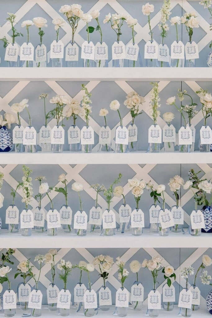 estante com flores de lembrancinhas