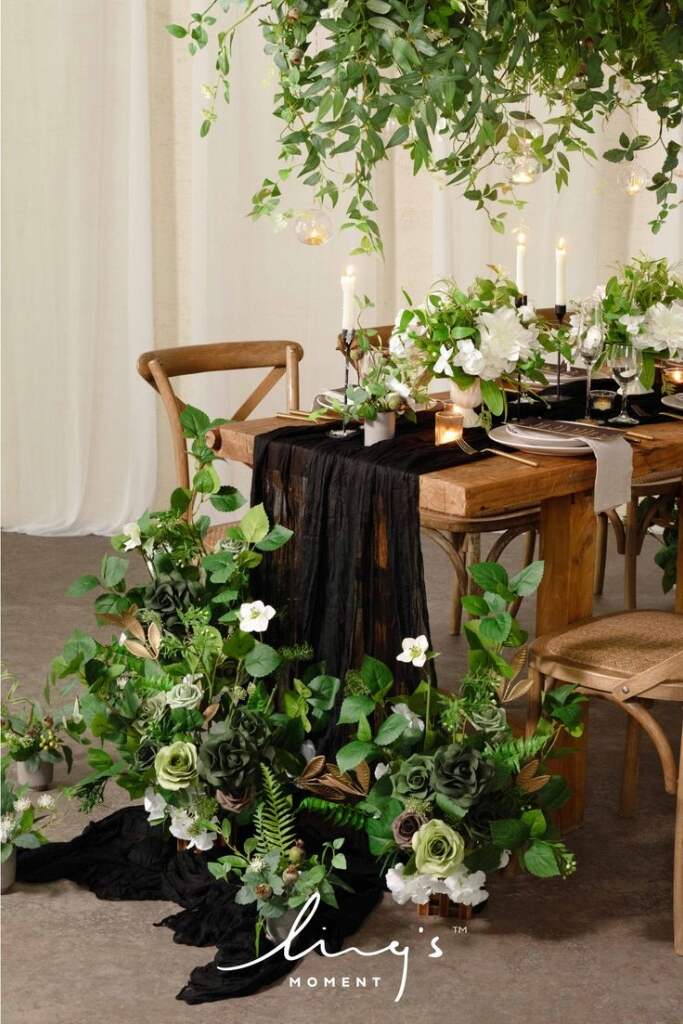 mesa de madeira com toalha preta e plantas