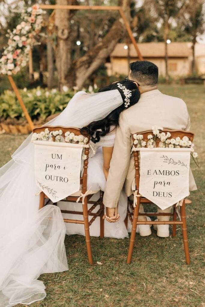 casal sentado na cadeira com flamulas