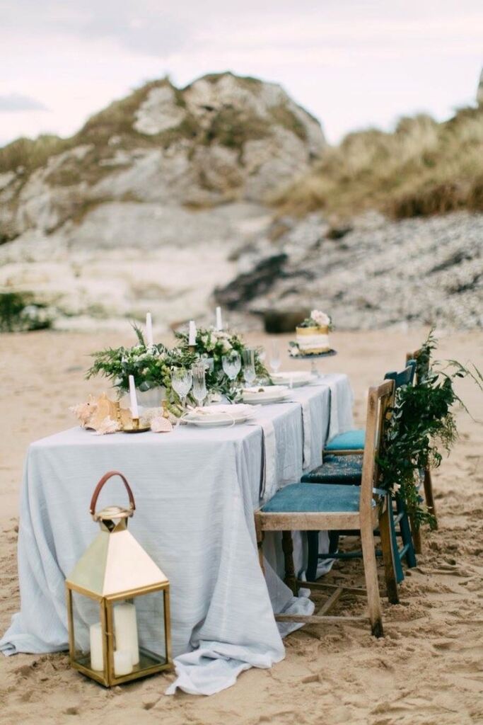 mesa com toalha azul