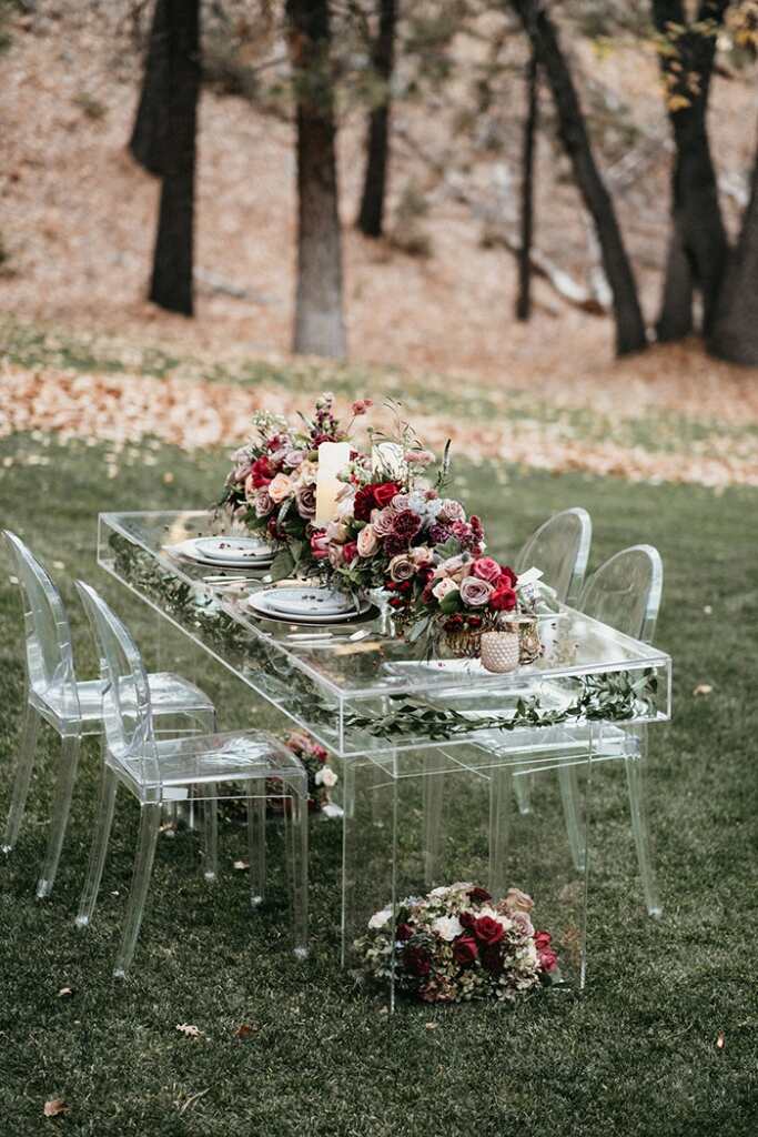 mesa posta de acrilico com flores vermelhas