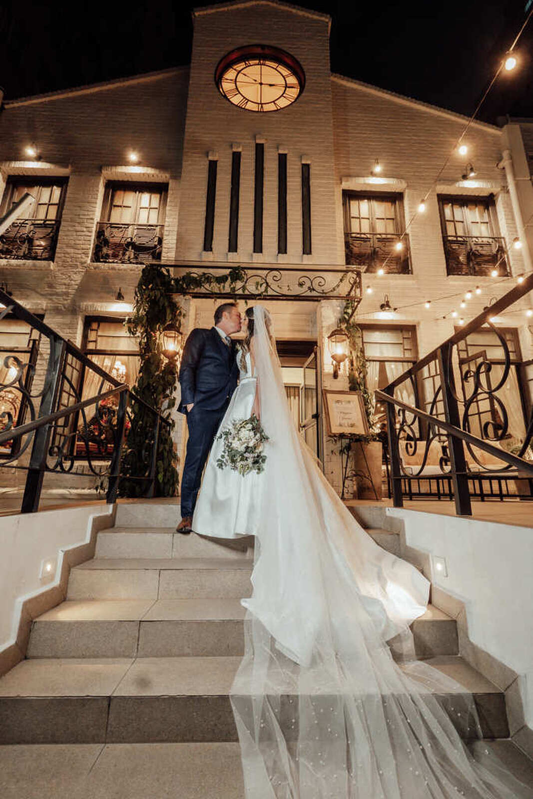 casal se beijando na frente da igreja