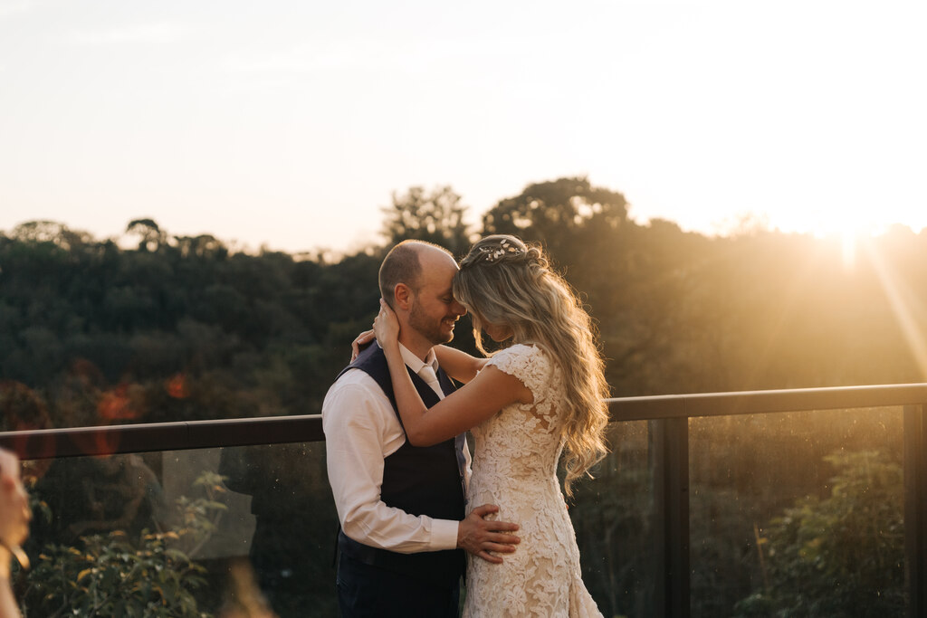 casal abraçado na sacada