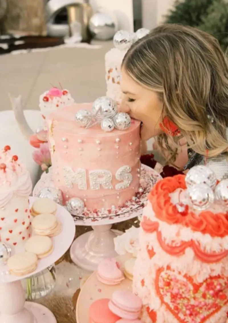 noiva comendo bolo de despedida de solteira