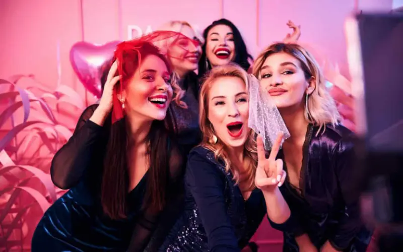 noiva e amigas posando para foto