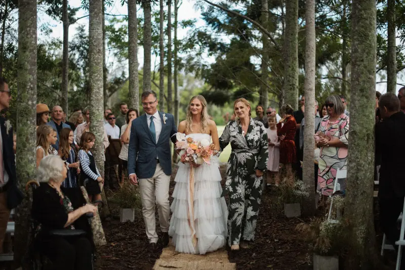 noiva entrando com pai e mãe