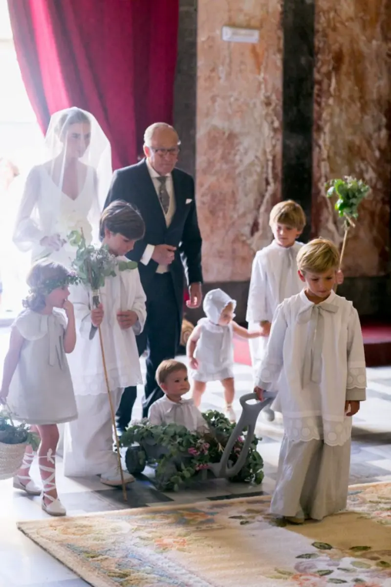 noiva entrando com pajens e daminhas