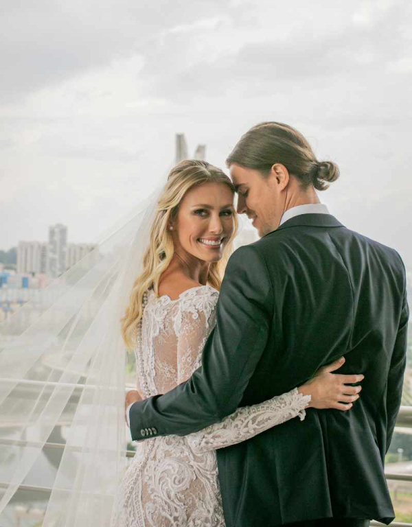 capa post: noivos abraçados com vista para a ponte de São Paulo