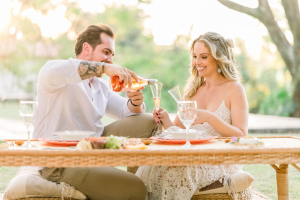 capa post: noivos brincando em piquenique na Casa de Campo